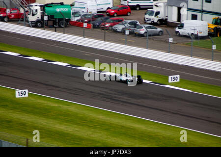 Lewis Hamilton dans sa Mercedes 2016 F1 voiture à la fin de l'angle droit de suspension avant à Sliverstone Luffield Banque D'Images