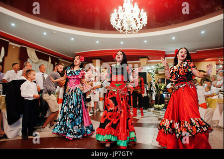 Zalishchyky, Ukraine- le 28 août 2016 : Les Gitans danser et chanter sur la cérémonie de mariage dans un restaurant. Banque D'Images