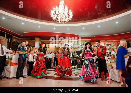 Zalishchyky, Ukraine- le 28 août 2016 : Les Gitans danser et chanter sur la cérémonie de mariage dans un restaurant. Banque D'Images