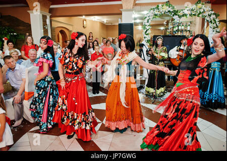 Zalishchyky, Ukraine- le 28 août 2016 : Les Gitans danser et chanter sur la cérémonie de mariage dans un restaurant. Banque D'Images