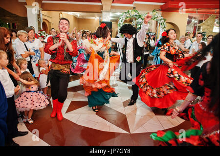 Zalishchyky, Ukraine- le 28 août 2016 : Les Gitans danser et chanter sur la cérémonie de mariage dans un restaurant. Banque D'Images