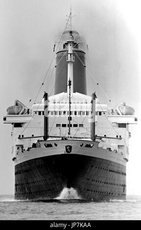 AJAXNETPHOTO. 11TH SEPTEMBRE 1971. SOLENT, ANGLETERRE. - LE PAQUEBOT ALLEMAND - LA BRÊME (52 000 TONNES) EN PROVENANCE DE SOUTHAMPTON, À L'APPROCHE DE LA TOUR NAB. LE NAVIRE ÉTAIT À L'ORIGINE LE PAQUEBOT FRANÇAIS PASTEUR, CONSTRUIT EN 1939. EST DEVENU LA BRÊME EN 1957. PHOTO:JONATHAN EASTLAND/AJAX REF:357150 35 Banque D'Images