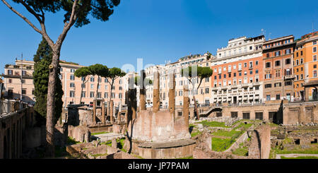 Vue panoramique horizontal des vestiges romains découverts à Largo di Torre Argentina à Rome. Banque D'Images