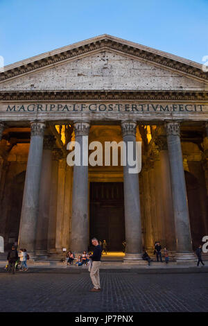 Vue verticale du Panthéon de Rome au coucher du soleil. Banque D'Images