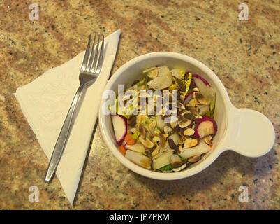 Photo HDR image d'une salade avec une fourche sur un comptoir en granit Banque D'Images