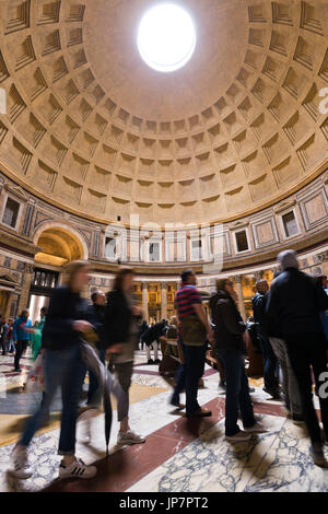 Vue verticale de la circulaire intérieur du toit du Panthéon de Rome. Banque D'Images