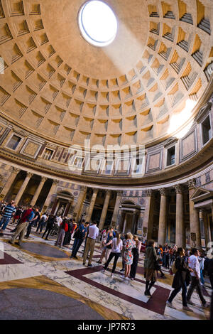 Vue verticale de la circulaire intérieur du toit du Panthéon de Rome. Banque D'Images