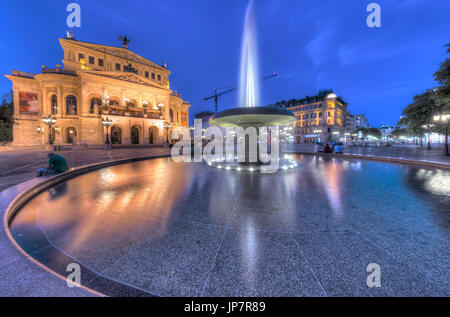 La fontaine Lucae et Alte Oper à Francfort. Banque D'Images