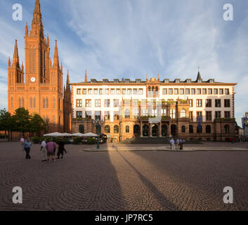 La Place du Château (Schlossplatz) à Wiesbaden comme le soleil se couche, avec Marktkirche et l'Hôtel de ville en arrière-plan Banque D'Images