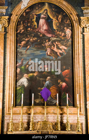 La verticale de près de l'autel à l'intérieur de Chiesa di San Luigi dei Granai à Rome. Banque D'Images