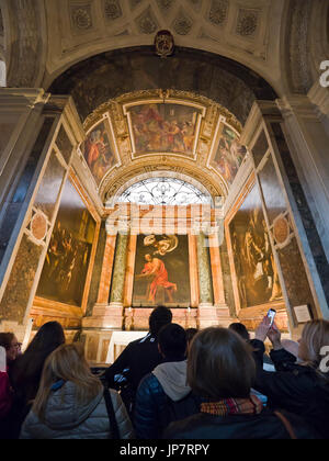 Vue verticale de touristes admirant les peintures à l'intérieur de Chiesa di San Luigi dei Granai à Rome. Banque D'Images