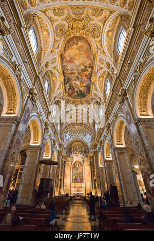 Vue verticale du haut plafond peint à l'intérieur de Chiesa di San Luigi dei Granai à Rome. Banque D'Images