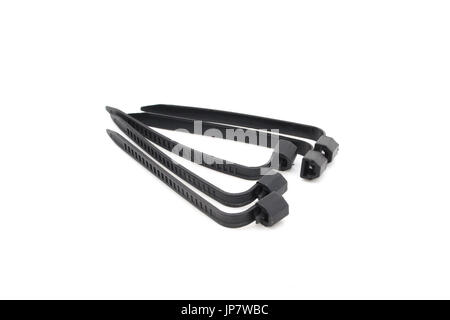 Attaches de câble noir isolé sur fond blanc Banque D'Images