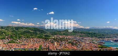 LA SPEZIA, ITALIE - 29 AVRIL 2017 - vue aérienne du port la ville de La Spezia avec des bateaux et des montagnes à l'horizon. Banque D'Images