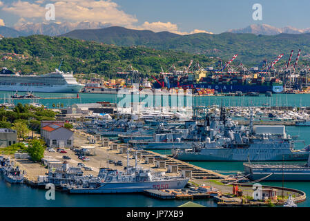 LA SPEZIA, ITALIE - 29 AVRIL 2017 - Vue sur le port de La Spezia avec des bateaux et des montagnes à l'horizon. Banque D'Images