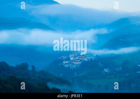 Misty sur ville médiévale de Preci dans le parc national des Monts Sibyllins, Ombrie Italie Banque D'Images