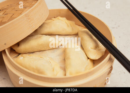 Boulette dans un récipient en bambou. Quenelles est un type de Dim Sum, une nourriture typique de Hong Kong et de Canton en Chine. Banque D'Images