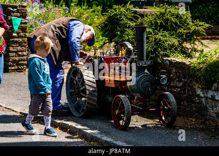 Une famille à la recherche d'un moteur de traction à vapeur, Fulking, Sussex, UK Banque D'Images