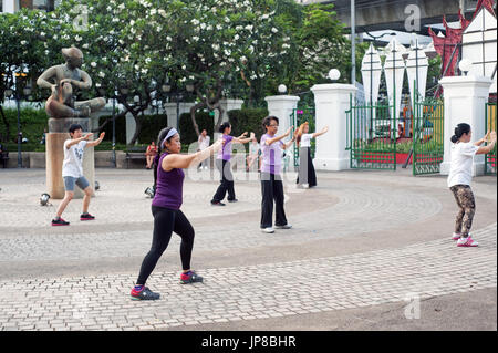 Groupe de personnes la pratique du tai chi dans le parc lumphini, Bangkok, Thaïlande Banque D'Images