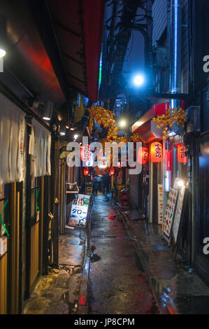 Tokyo, Japon - vue de la nuit de l'allée du souvenir à Shinjuku célèbre pour son yajitory restaurants Banque D'Images
