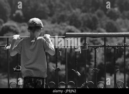 Petit enfant est à regarder à l'horizon. Banque D'Images