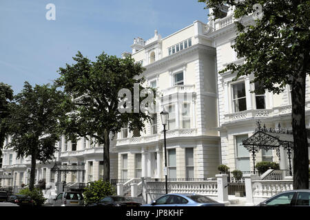 Rangée de maisons mitoyennes de luxe dans la région de Holland Park, West London W11 UK KATHY DEWITT Banque D'Images