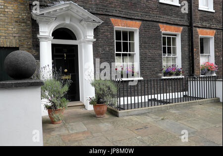 Boîte fenêtre rempli de Pélargonium à l'extérieur d'une maison géorgienne sur Colebrooke Row à Islington, London N1 England UK KATHY DEWITT Banque D'Images