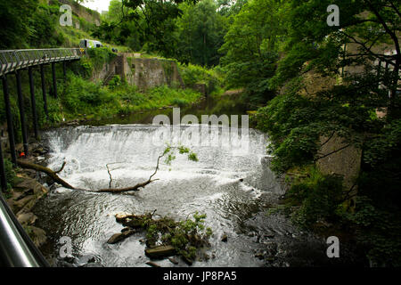 Sur la rivière Cascade à New Mills Goyt UK Banque D'Images