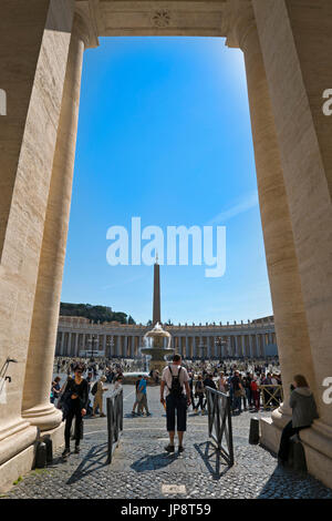 Vue verticale de la Place Saint Pierre au Vatican à Rome. Banque D'Images