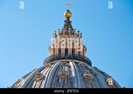 Vue horizontale de la galerie affichage en haut de la Basilique St Pierre à Rome. Banque D'Images