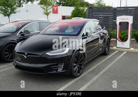 Tesla Model X la charge Banque D'Images