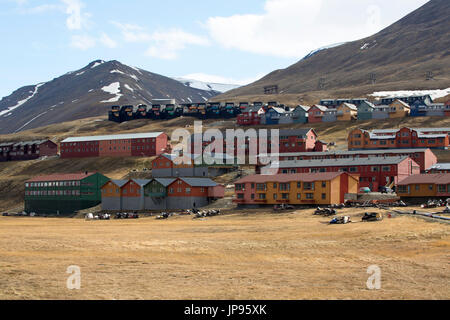 Rangées de maisons colorées dans Adventfjorden, Longyearbyen. Prise en Juin, Spitsbergen, Svalbard, Norvège Banque D'Images