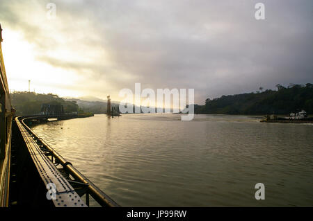 Vue sur Canal de Panama Canal de Panama de la railway train roulant sur le pont de chemin de fer à Gamboa. Banque D'Images