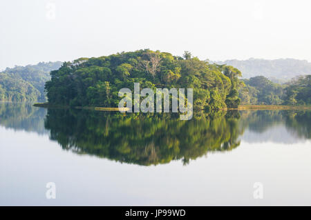 Vue sur le lac Gatun du canal de Panama railway train roulant de la ville de Panama à Colon Banque D'Images