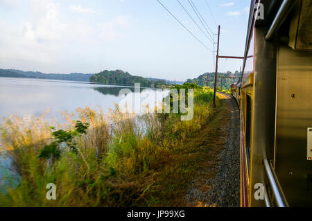 Vue sur le lac Gatun du canal de Panama railway train roulant de la ville de Panama à Colon Banque D'Images