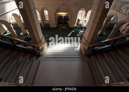 L'entrée principale dans le foyer de la Chambre des communes à l'intérieur de l'Édifice du Centre le bâtiment principal de la complexe sur la Colline du Parlement. Banque D'Images