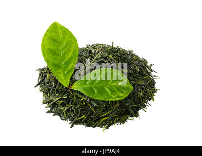 Tas de thé vert sencha avec du thé feuilles isolées sur fond blanc Banque D'Images