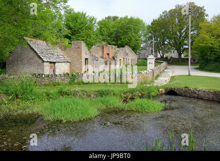 Étang du Village & bureau de poste avec rangée derrière l'église St Mary, Tyneham abandonnée en 1943 Dorset Banque D'Images