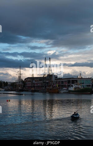 BRISTOL : un canoéiste palettes dans le port historique de Bristol vers mshed. Banque D'Images