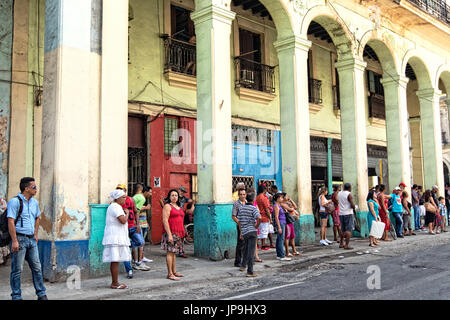 Les gens qui attendent à la gare routière à La Havane, Cuba. Banque D'Images