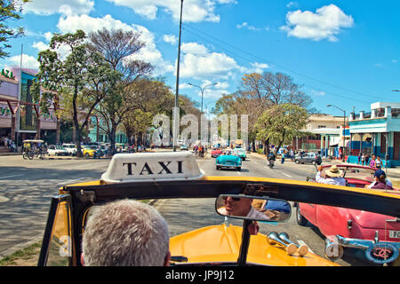 La conduite de taxi décapotable dans les rues de La Havane, Cuba. Banque D'Images