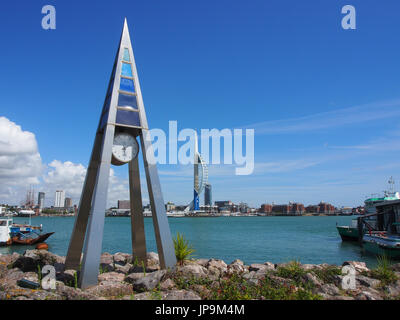 L'horloge de marée de Gosport conçue par Paul Best, avec le Spinnaker Tour de l'autre côté du port de Portsmouth Banque D'Images