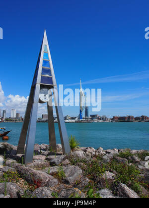 L'horloge des marées Gosport conçu par Paul Best,avec la tour Spinnaker sur le port Banque D'Images