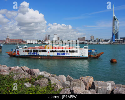 L'ancienne chaîne de Newport à Cowes ferry qui traverse la Medina river sur l'île de Wight, maintenant mis en place dans le port de Portsmouth. Banque D'Images