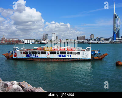 L'ancienne chaîne de Newport à Cowes ferry qui traverse la Medina river sur l'île de Wight, maintenant mis en place dans le port de Portsmouth. Banque D'Images