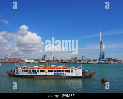 L'ancienne chaîne de Newport à Cowes ferry qui traverse la Medina river sur l'île de Wight, maintenant mis en place dans le port de Portsmouth. Banque D'Images