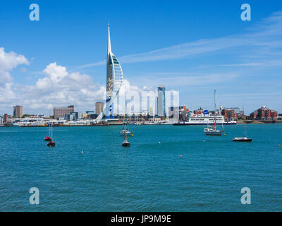 La vue sur le port de Portsmouth de Gosport, regard vers les quais de Gunwharf et de la tour Spinnaker Banque D'Images