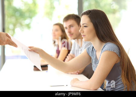 Étudiant bénéficiant d'un examen de l'enseignant à la classe Banque D'Images