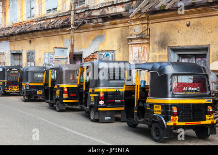 Tuk Tuks stationné à Cochin, Kerala, Inde Banque D'Images