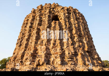 Dans l'Alai Minar complexe Qutb Minar à Delhi, en Inde. C'est le début d'une tour prévu pour être plus grand que Qutb Minar mais n'a jamais été terminé. Banque D'Images